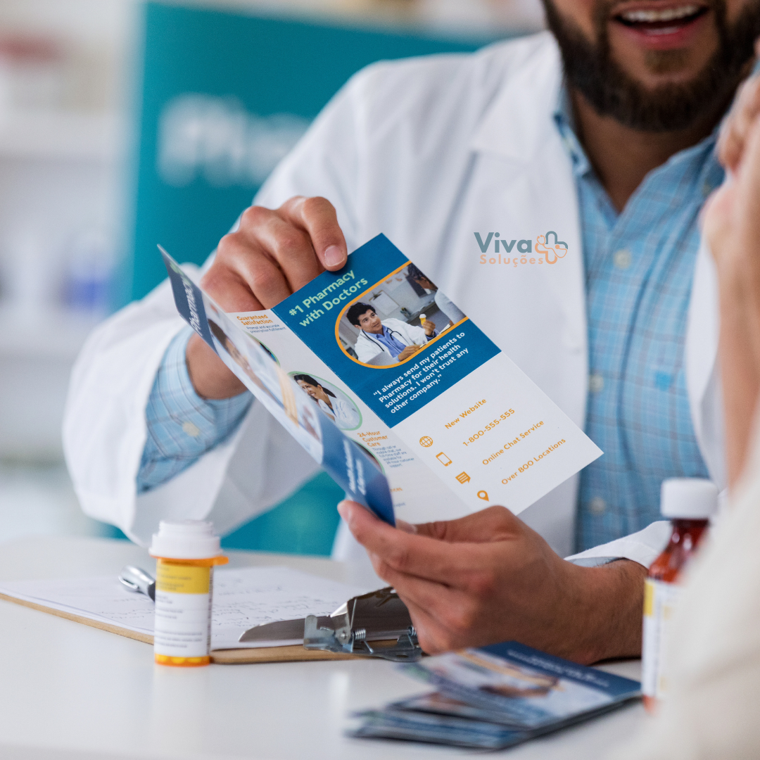 Profissional de saúde segurando folheto de farmácia internacional