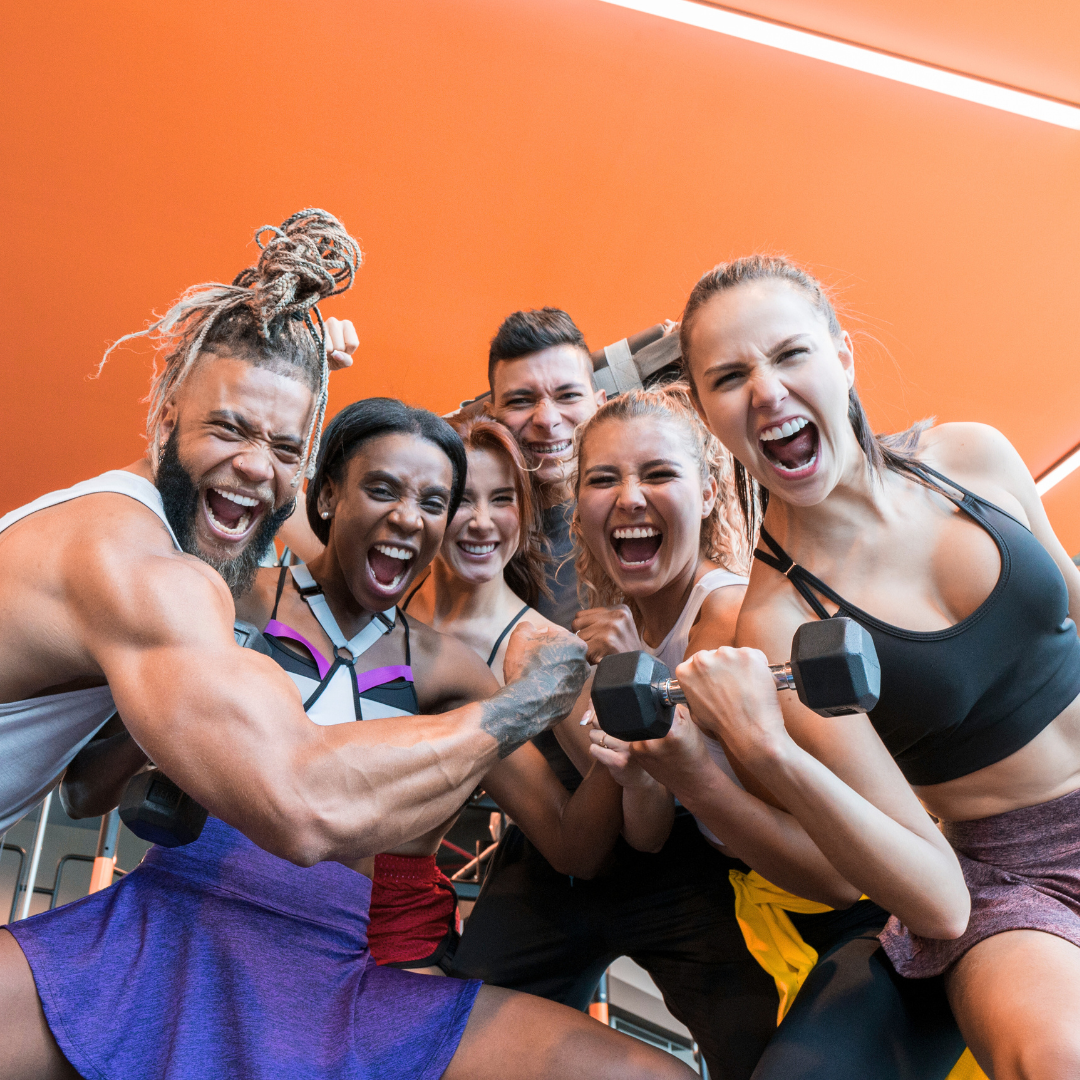 Grupo de pessoas animadas em uma academia